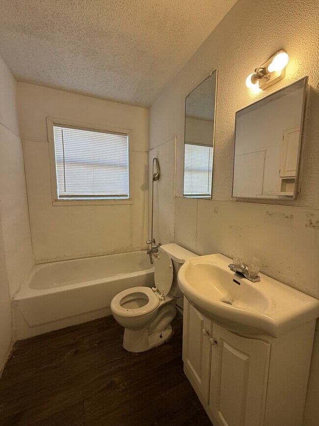 Building Photo - 824 Vanda Ave