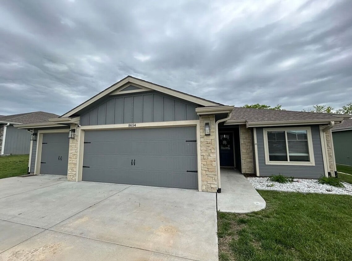 Primary Photo - FANTASTIC NEIGHBORHOOD! THREE CAR GARAGE! ...