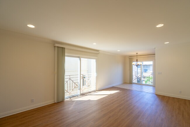 Building Photo - 2300 Fox Hills Dr