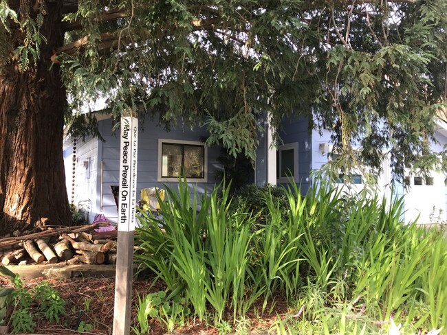 Building Photo - 3 Bedroom 2 bath plus Office Space in Nort...
