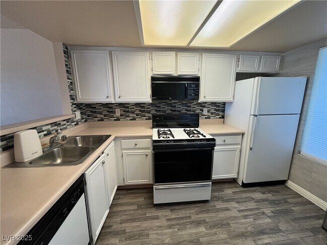 Foto del edificio - 8070 W Russell Rd