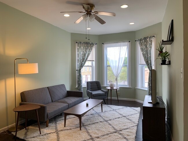 Building Photo - 1067 W Argyle St