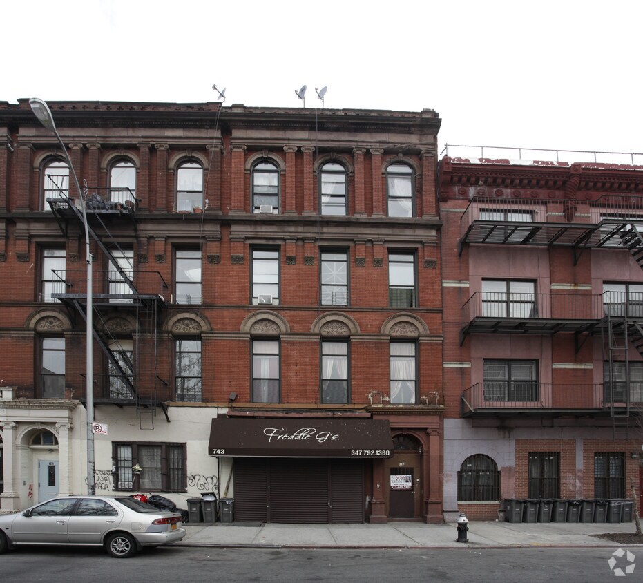 Building Photo - 743 Dekalb Ave