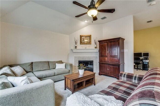 Foto del edificio - Darling 1 story 3 Bedroom home 2 car garage