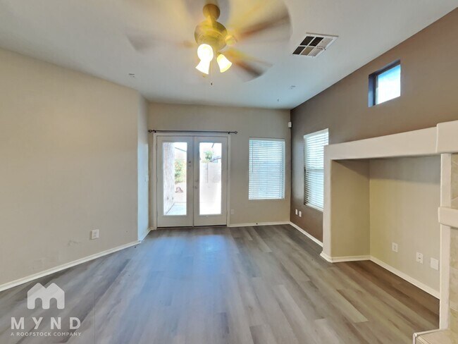 Building Photo - 390 E Saddle Way