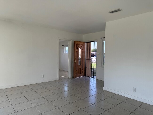 Foto del edificio - 82077 Santa Rosa Ave