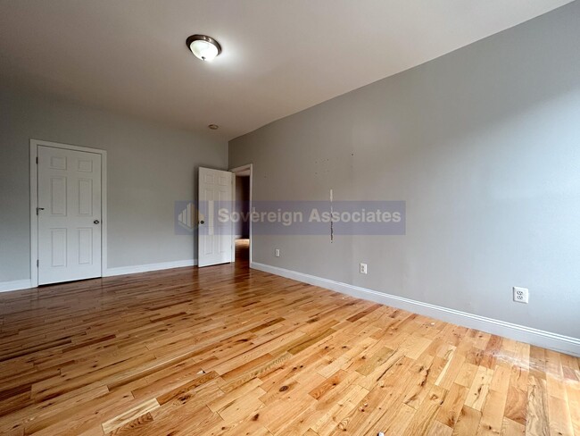 Building Photo - 141 Nagle Avenue