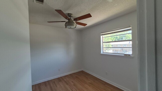 Foto del edificio - 852 Garnet St