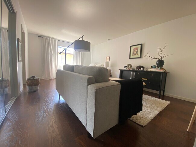Foto del edificio - 542 Forest Ave