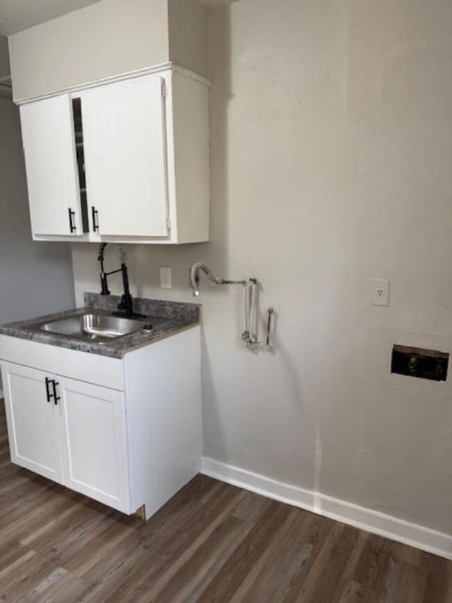 Building Photo - Newly Renovated House on a quiet Street