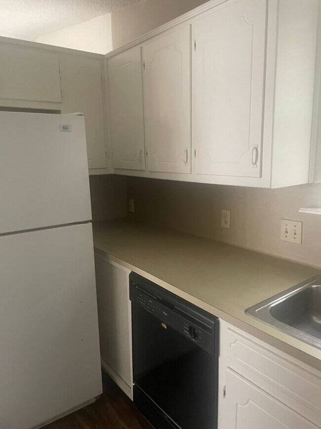 Foto del edificio - 2/1 ptisd Available for immediate Move in