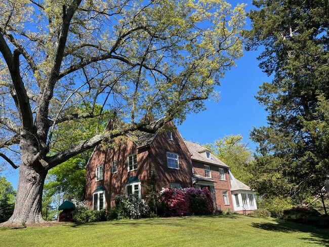 Foto del edificio - 5553 Little Falls Rd