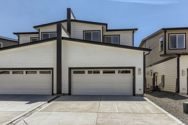 Building Photo - Stunning 3 Bed 2 1/2 Bath Home - Move in Special!
