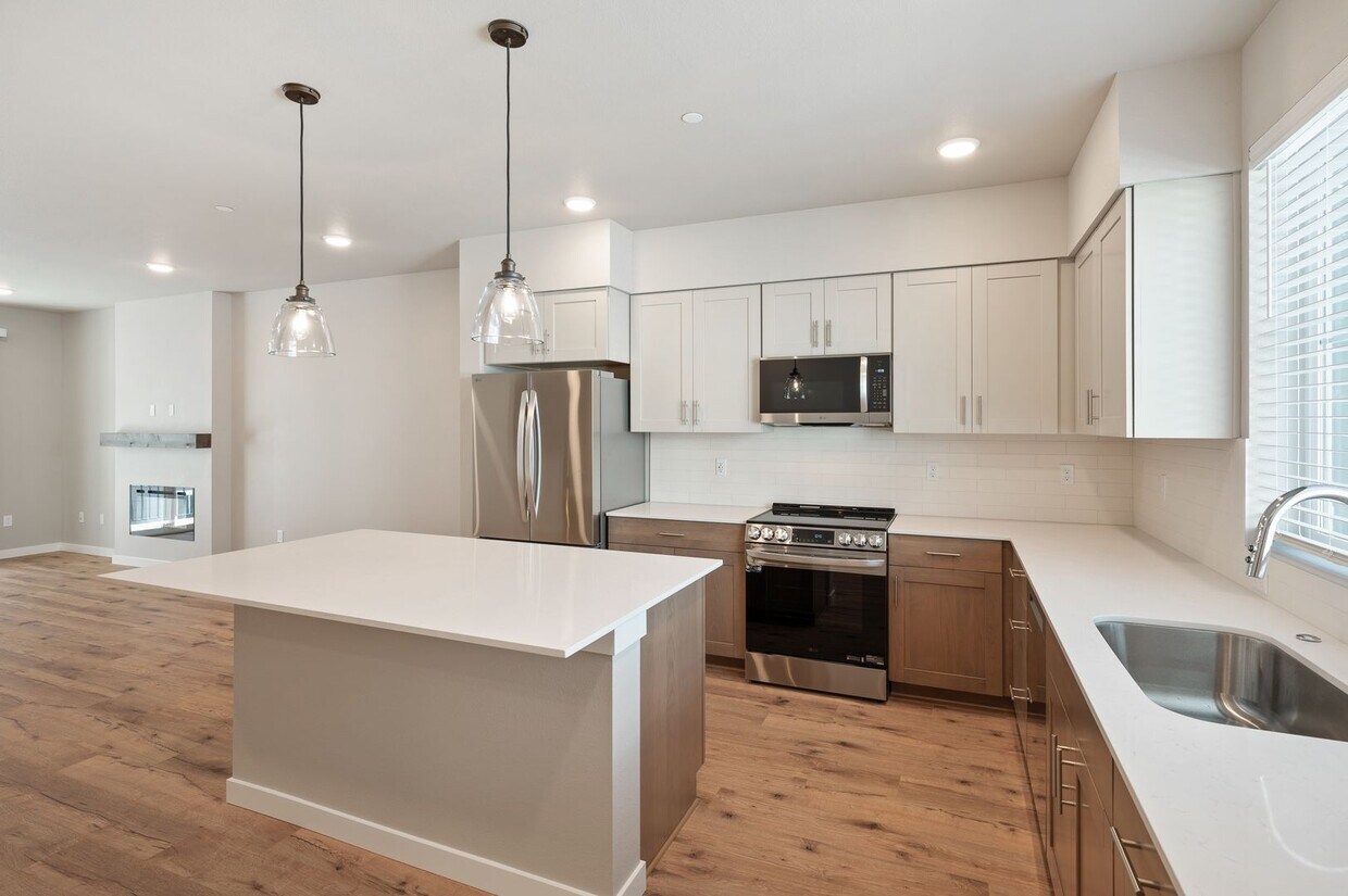 Foto principal - NEW Aberdour Landing Townhome | 4 Bedroom ...
