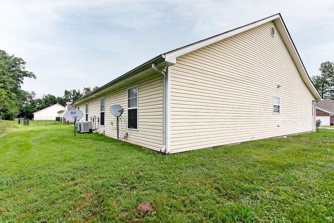 Building Photo - 117 Clover Ct
