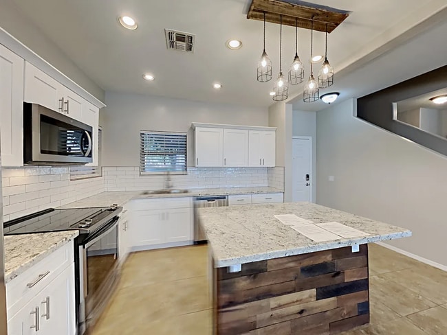 Building Photo - 2658 S Sailors Way