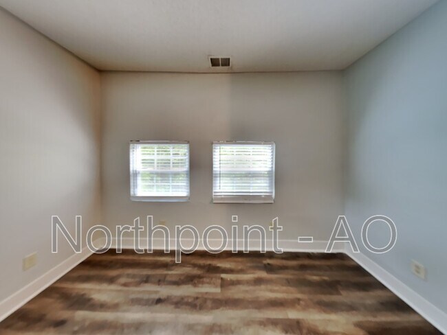 Building Photo - 1102 Oak Knoll Terrace SE