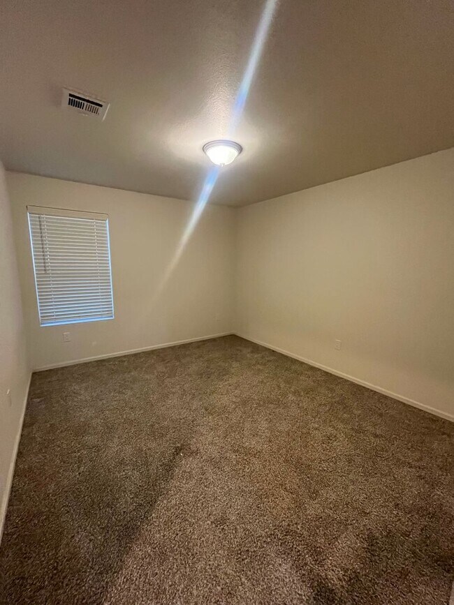 Building Photo - 1107 E La Brea Ave