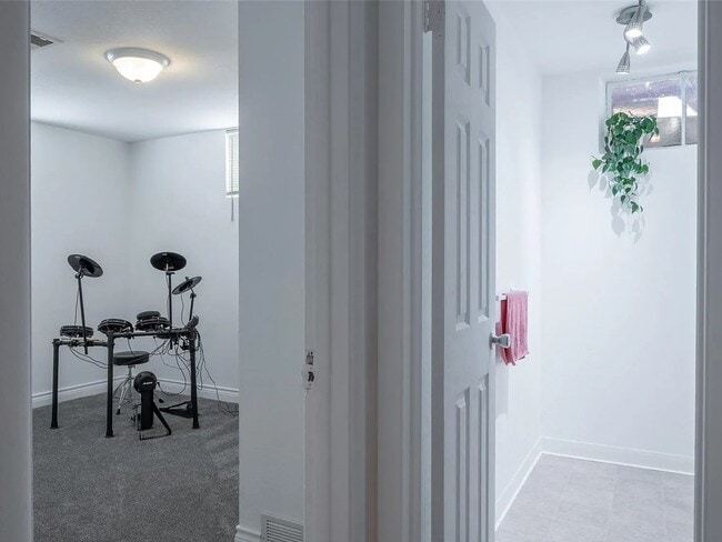 Building Photo - Basement unit near Denver