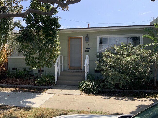 Building Photo - 2312 E 6th St