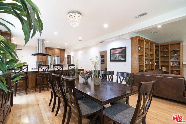 Building Photo - 517 N Poinsettia Pl