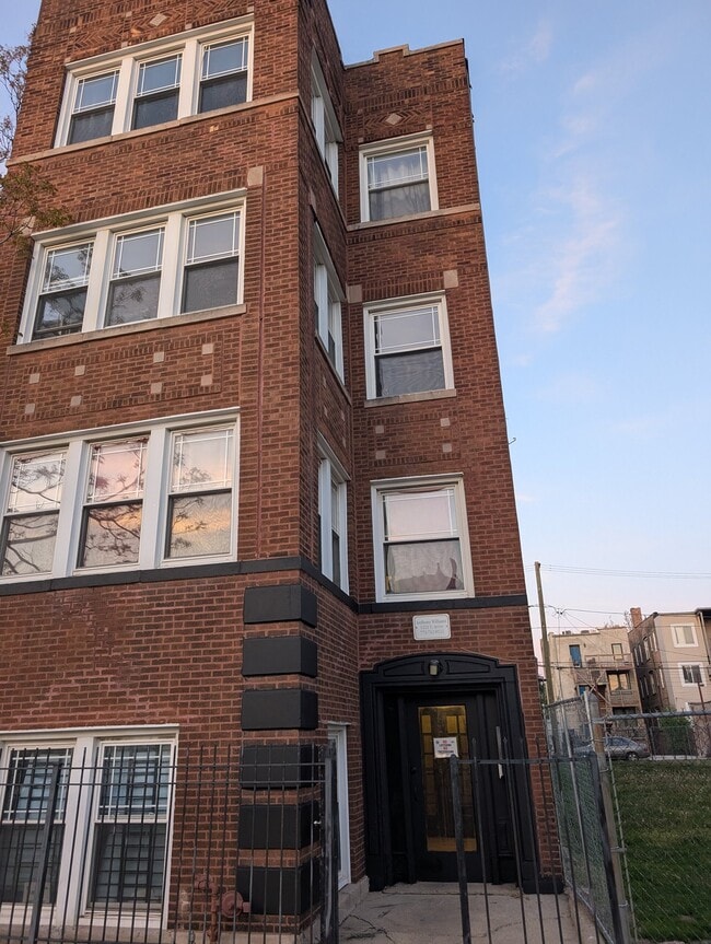 Building Photo - 1221 S Avers Ave