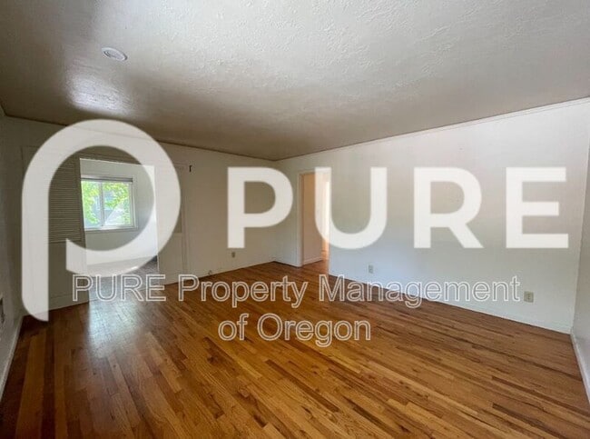 Building Photo - 1511 SE Oak St
