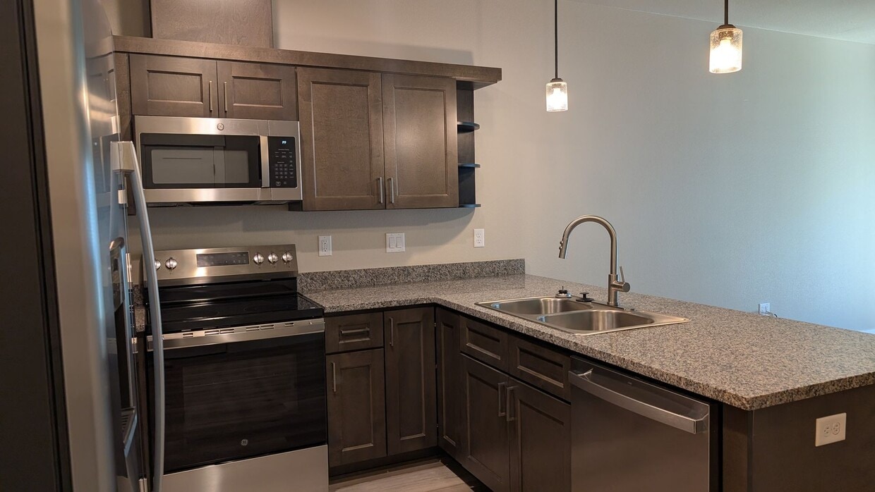 Building Photo - Cozy 2-Bed, 2-Bath Townhouse with Modern T...