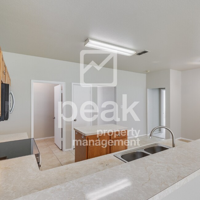Building Photo - 4 Bedroom/2 Bathroom HOME FOR LEASE! Just ...