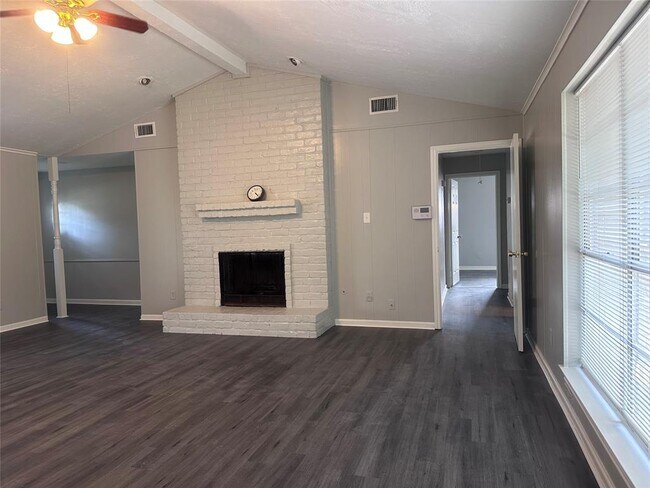 Foto del edificio - 13611 Fernhill Dr