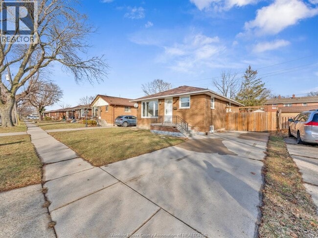 Building Photo - 1270 Laurendeau Ave