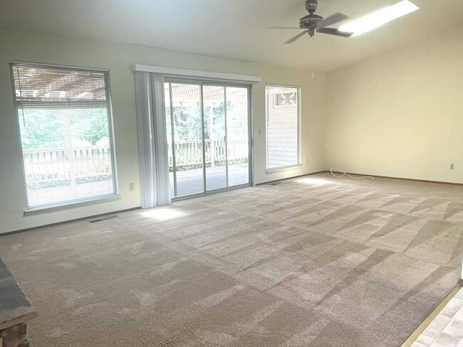 Building Photo - Golf course 3/2 home in Lake Wildwood, Pen...
