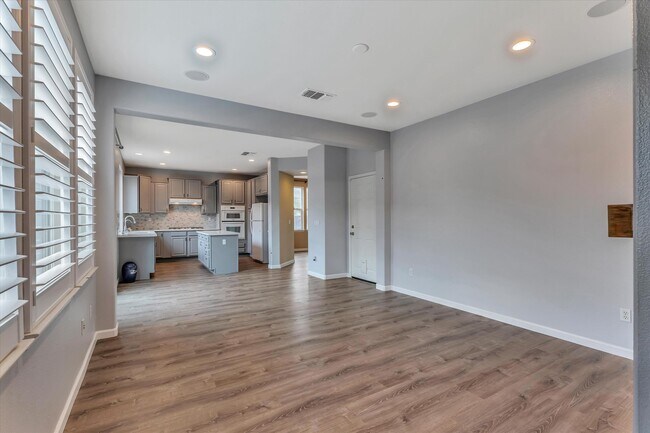 Foto del edificio - 300 Crestridge Ct