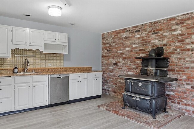 Building Photo - 370 Harwood Ave