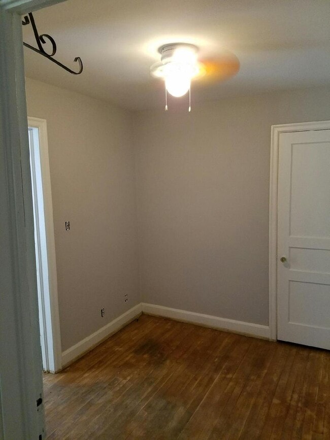 Building Photo - Newly renovated home