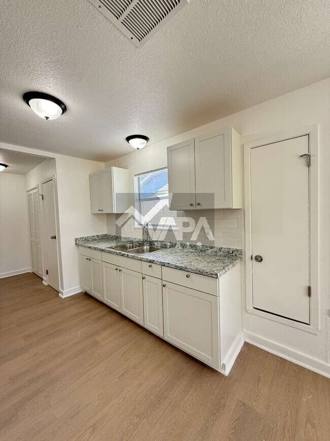 Building Photo - 9315 Cliff Way St