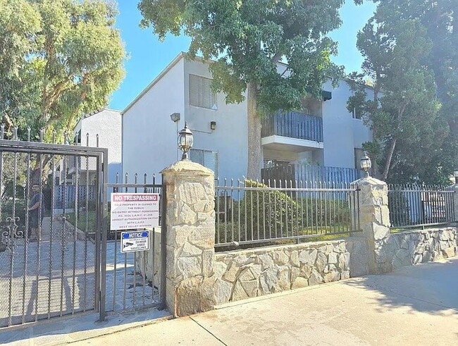 Building Photo - "Charming 2-Bed, 2-Bath Gem in Tarzana - Cozy 830 Sq Ft Retreat!"