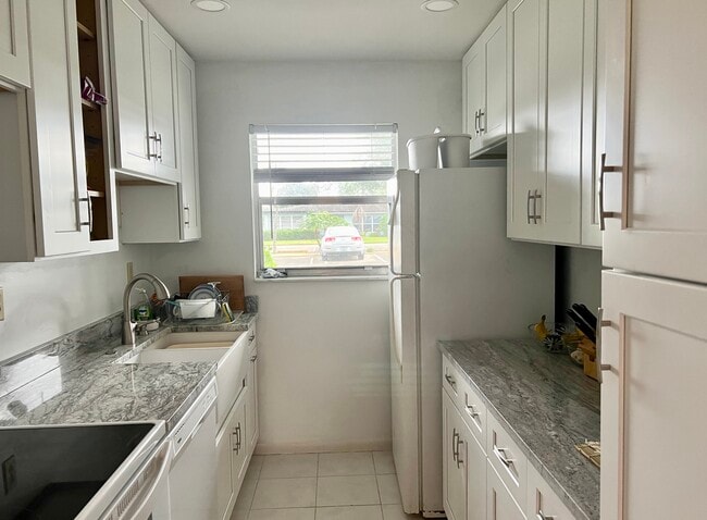 Building Photo - 430 High Point Dr