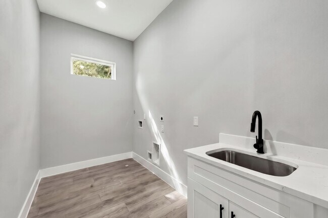 Foto del edificio - 4517 Larch Ln