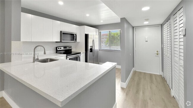 Building Photo - 3571 Inverrary Dr
