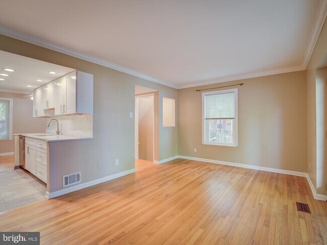 Building Photo - 514 S Henry St