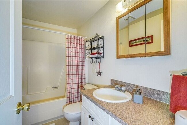 Building Photo - Very Cute 2 Bedroom Duplex In Puyallup