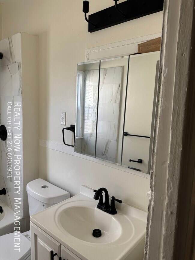Foto del edificio - 2649 E 110th St