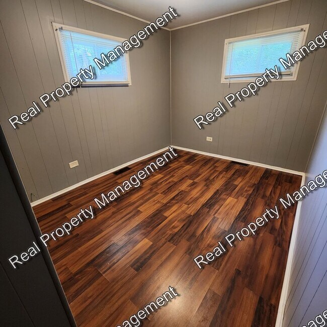 Building Photo - Three Bedroom Merrillivlle Ranch