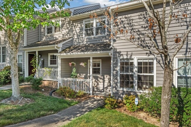 Charming 2-Bedroom, 2.5 Bath Townhome in Woodcroft Available July 1st! - Charming 2-Bedroom, 2.5 Bath Townhome in Woodcroft Available July 1st!