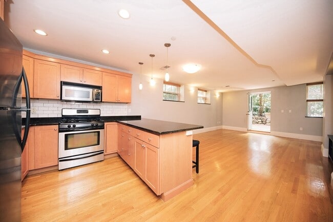 Building Photo - 245 Beacon St