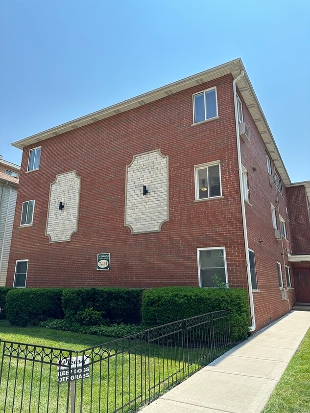 Primary Photo - 7444 Washington St