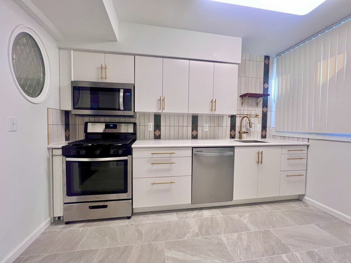 Top-notch kitchen, cooking with gas. - 352 S Main St