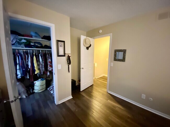 Vestidor en la habitación principal - 424 Thomas St