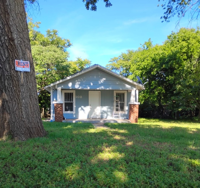 Primary Photo - 108 N Hitchcock St